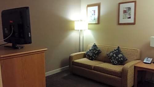 Фото Days Inn & Suites by Wyndham West Edmonton