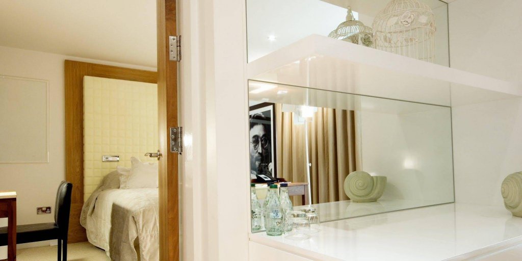 Фото Hard Days Night Hotel