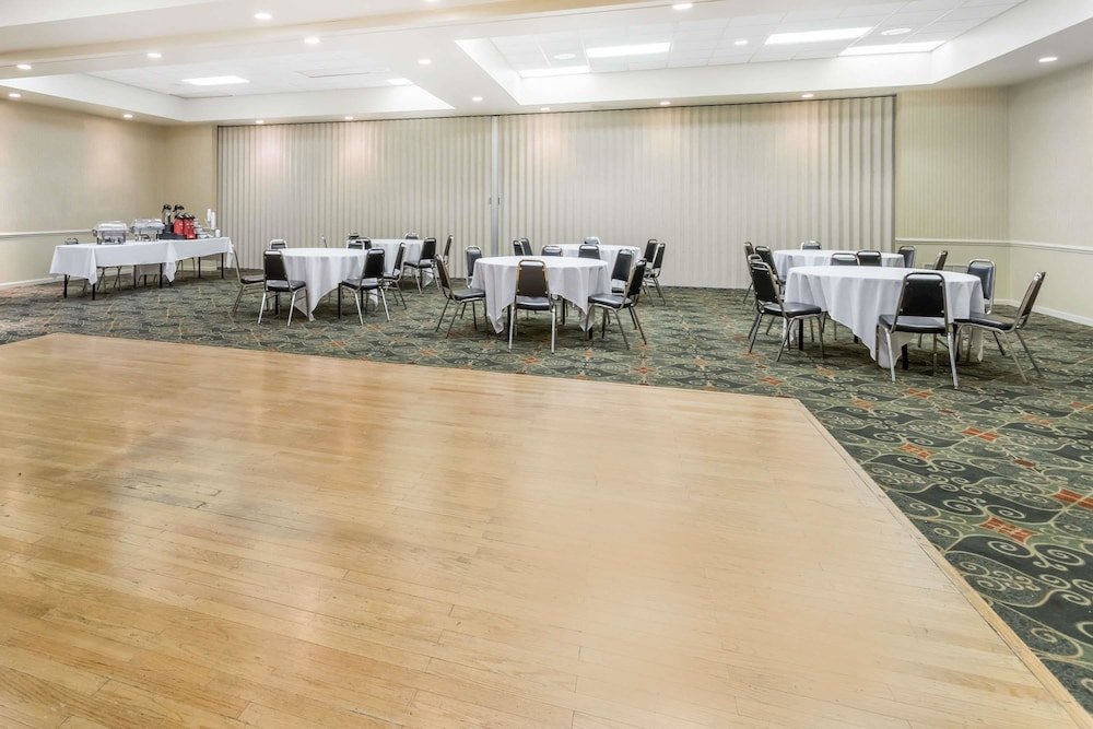 Фото Days Inn by Wyndham Blacksburg Conference Center