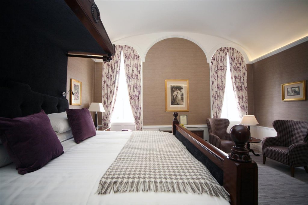 Фото Winchester Royal Hotel