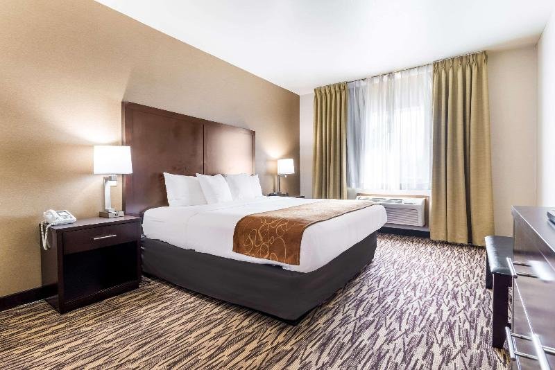 Фото Comfort Suites Portland Airport