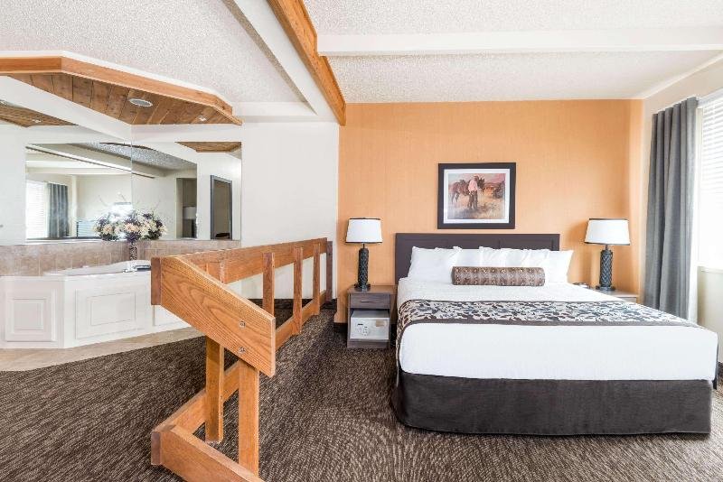 Фото Days Inn & Suites by Wyndham Bozeman