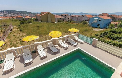 Гостиница Nice Home in Trogir With 5 Bedrooms, Wifi and Heated Swimming Pool в Трогире