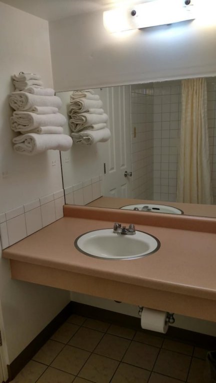 Фото Travelers Uptown Motel