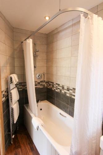 Фото St Davids Cross Hotel