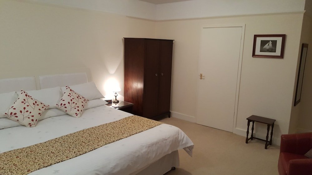 Фото Swiss Cottage Bed And Breakfast