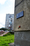 В честь Юрия Ивановича Падорина (Vitse-admirala Padorina Street, 23), placa conmemorativa, primera piedra