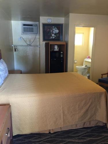 Фото Sky Ranch Inn