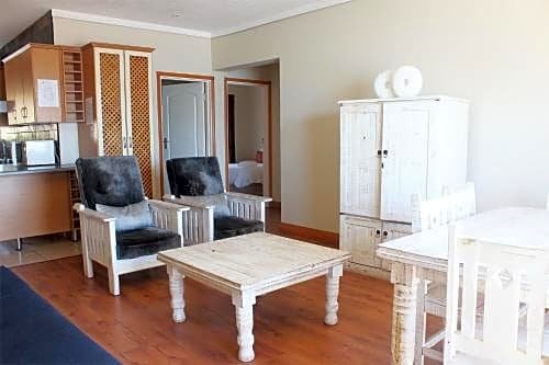 Фото Oceans Hotel & Self Catering