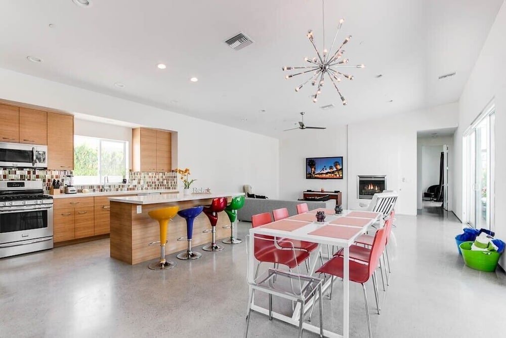 Фото 3br 2ba Modern Beauty With Pool and Hot Tub by RedAwning