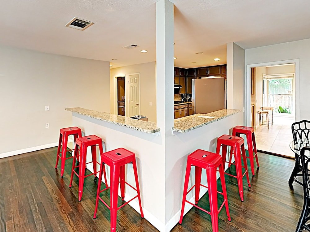 Фото 3br 2ba Remodeled Rosedale House by RedAwning