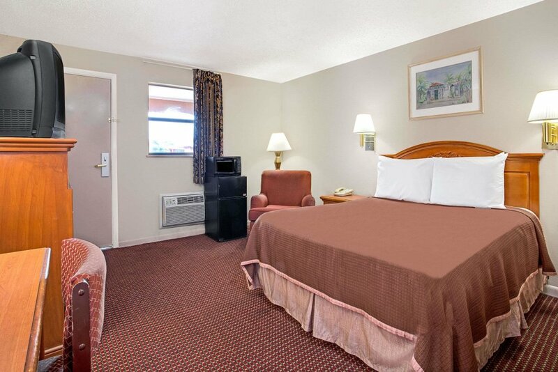Гостиница Holiday Inn Express & Suites Tampa - Stadium Area в Тампе