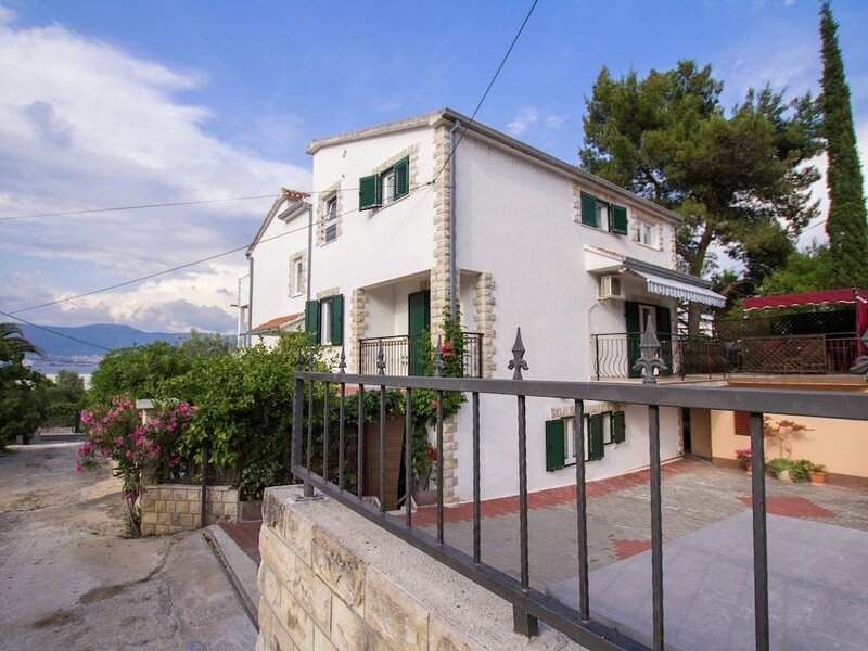 Гостиница Spacious Apartment in Slatine With Terrace