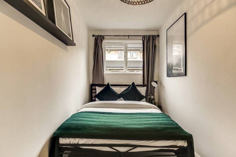 Фото Lovely 4 Bed House w Garden, 1 Stop to Waterloo