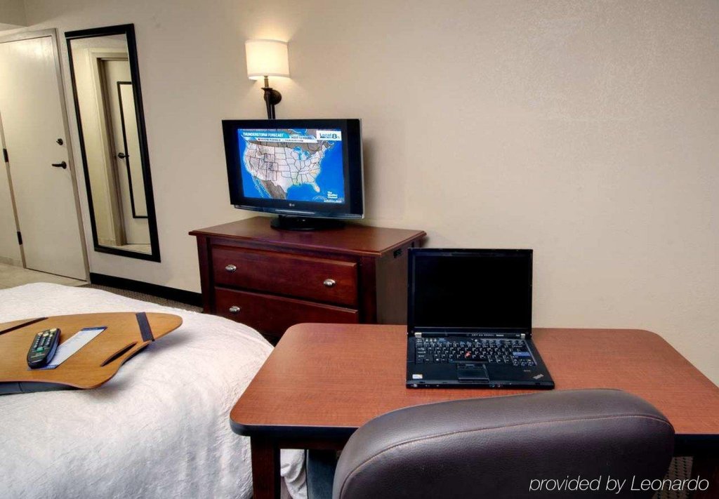 Фото Hampton Inn Appleton Fox River Mall Area