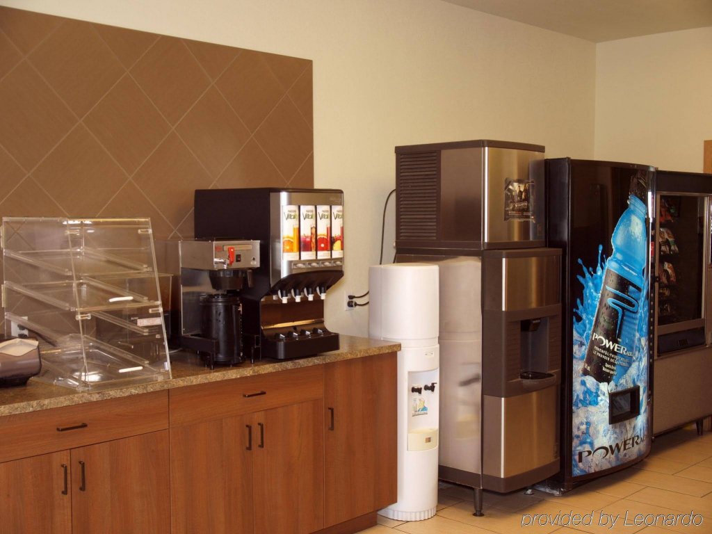 Фото Super 8 by Wyndham Dauphin