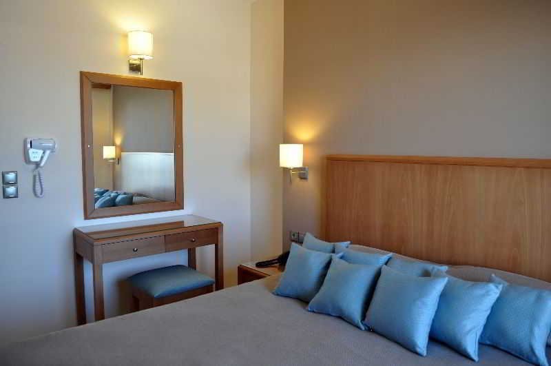 Фото Sandy's Studios Apartments & Log Villas