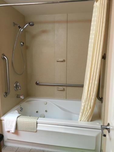 Фото SureStay Hotel by Best Western Castro Valley