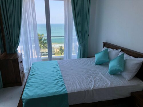 Жильё посуточно Sea Breeze, New 3 Bedroom Beach Front Apartment