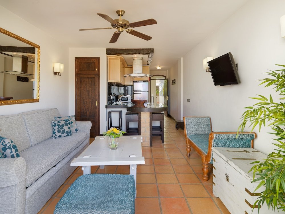 Фото Regency Country Club Apartments Suites