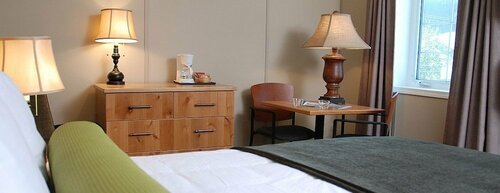 Гостиница Triple J Hotel & Cabins в Доусоне