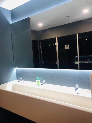 Фото Met A Space Pod @ Arab Street