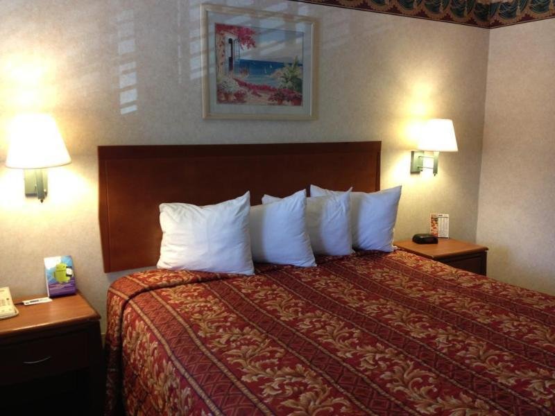 Фото Travelodge by Wyndham Long Beach Convention Center