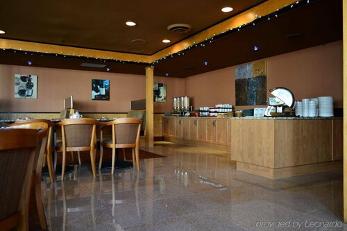 Гостиница Coast Discovery Inn в Кэмпбелл-Ривер