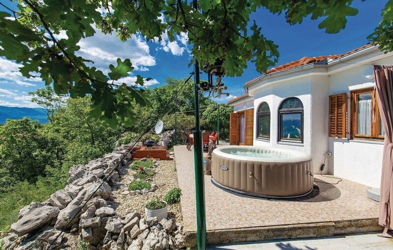 Гостиница Stunning Home in Viskovo With Jacuzzi, Wifi and 2 Bedrooms