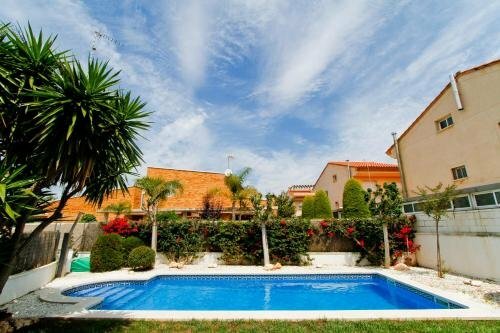 Гостиница Olivers Planet Costa Dorada в Камбрильсе