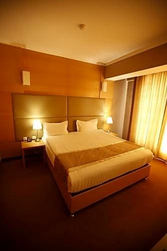 Фото The Corporate Hotel Central