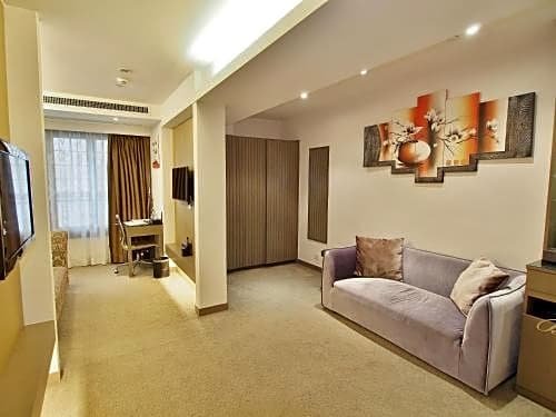 Фото The Bauhinia Hotel - Central