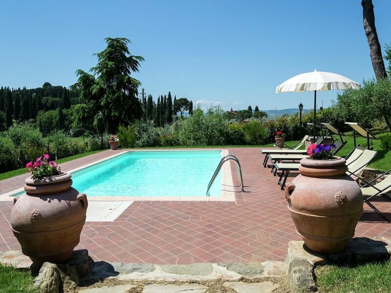 Гостиница Villa with Private Pool near Cortona in Calm Countryside & Hilly Landscape