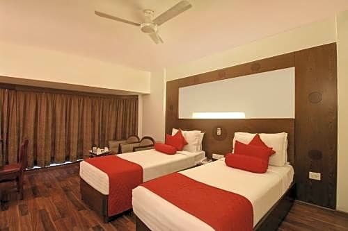 Фото The Monarch