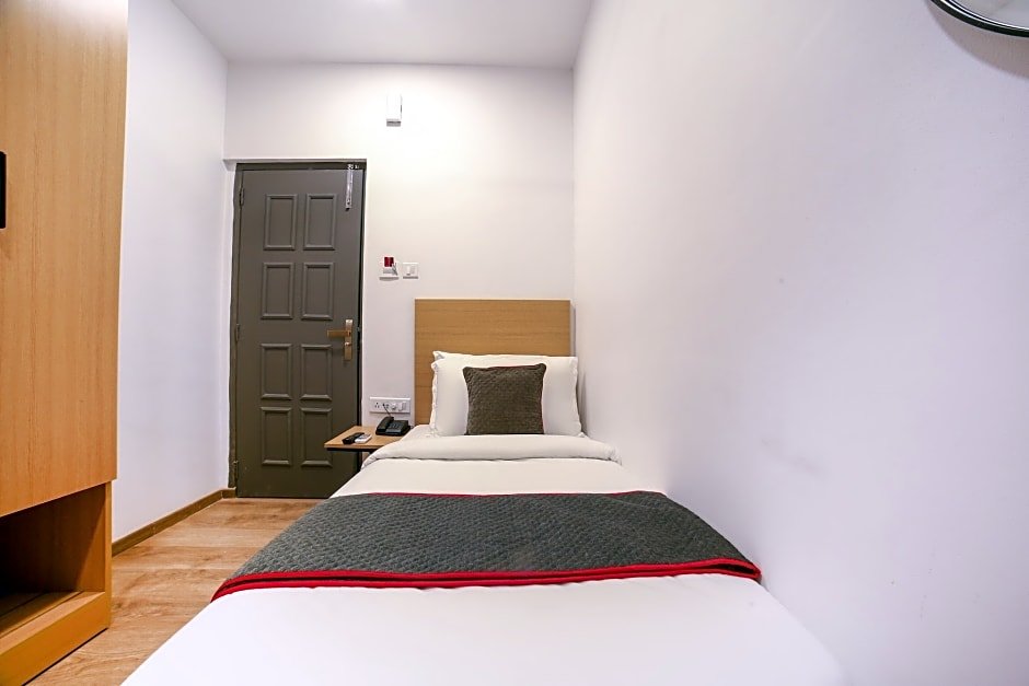 Фото Hotel Highway Residency