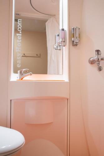 Фото EasyHotel London Victoria