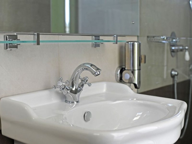 Фото J Ambalangoda