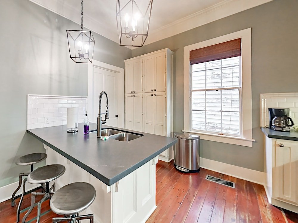 Фото 1812 Avenue L Cabin 3 Bedrooms 2 Bathrooms Cabin