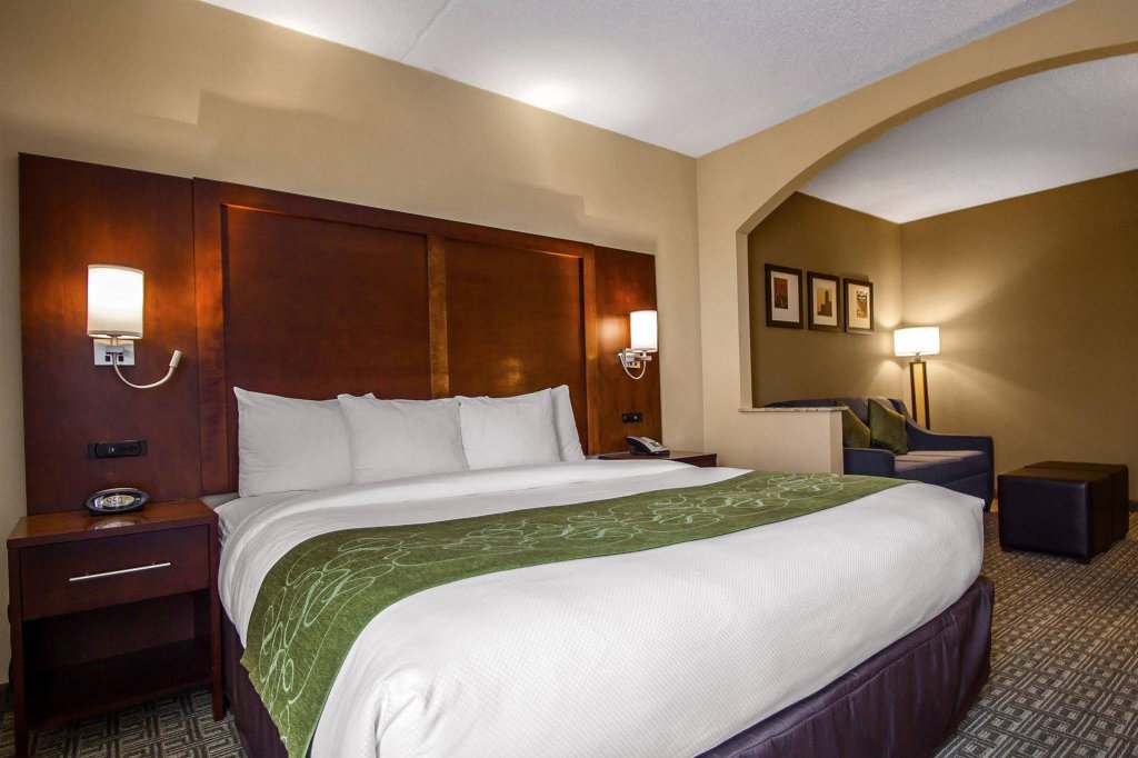 Фото Comfort Suites at Woodbridge