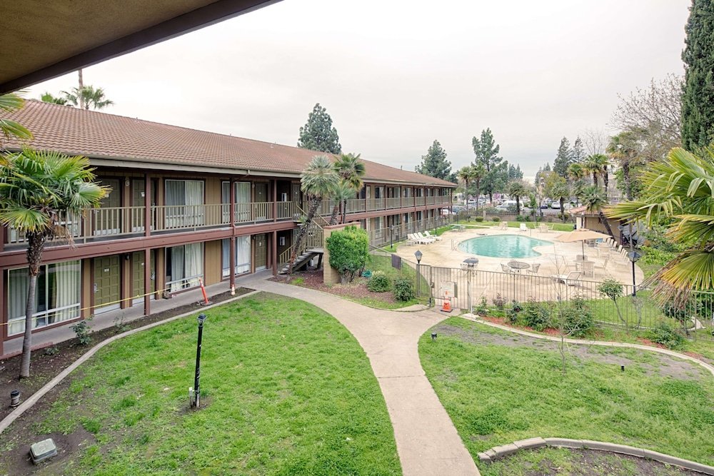 Фото Ramada by Wyndham Modesto Yosemite Area