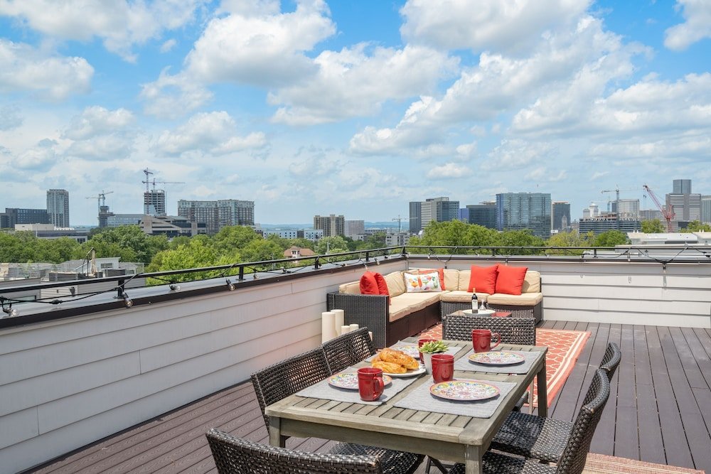 Фото Skyline View - High-End Home, 2 Vibrant Districts by RedAwning