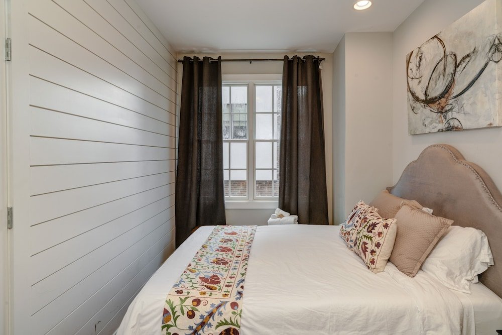 Фото Skyline View - High-End Home, 2 Vibrant Districts by RedAwning