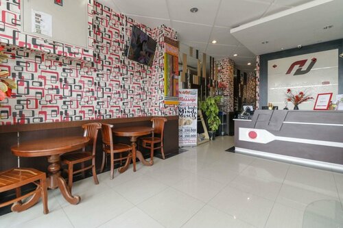 RedDoorz Plus near Fort Rotterdam
