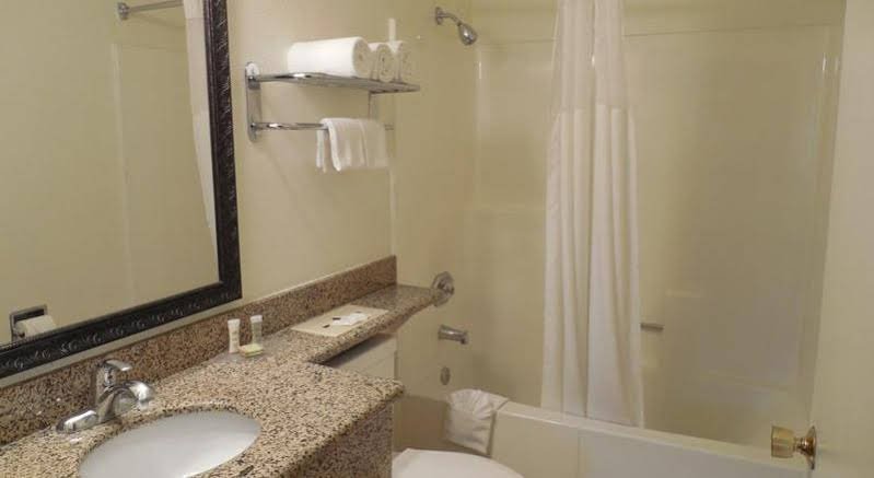 Фото Super 8 by Wyndham San Diego Hotel Circle