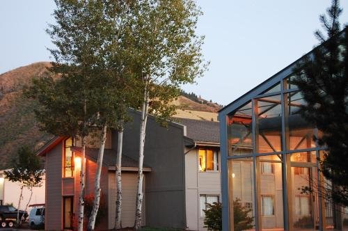 Фото Days Inn and Suites by Wyndham Downtown Missoula-University