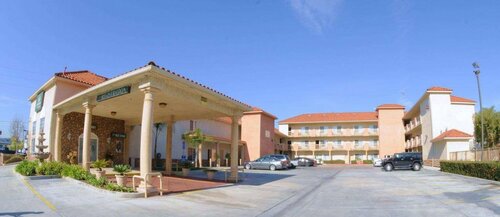 Гостиница Mid City Inn and Suites в Дауни
