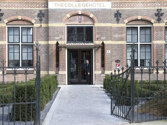 Фото The College Hotel