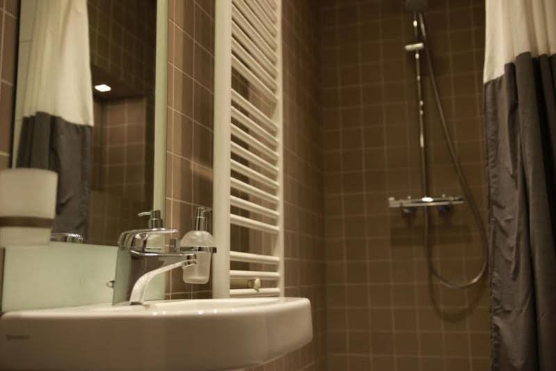 Фото The Amsterdam Canal Hotel