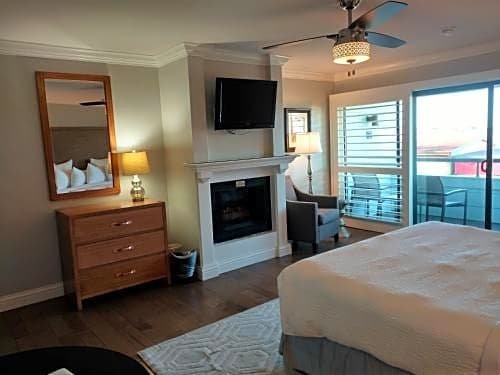 Фото 456 Embarcadero Inn & Suites