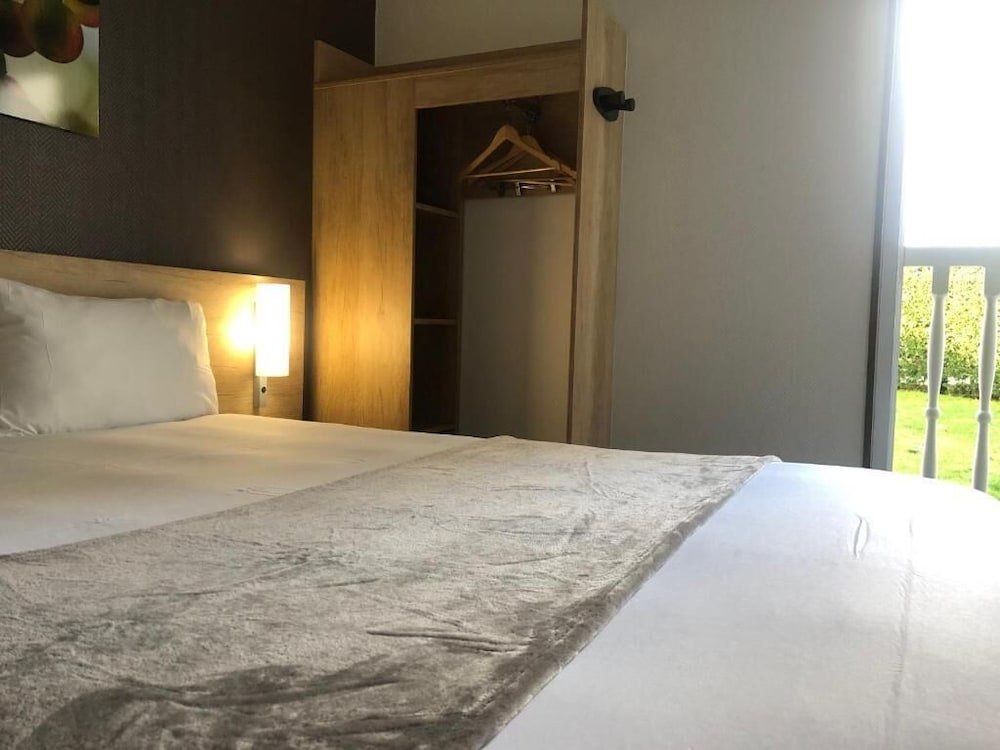 Фото Wood Inn Hôtel Aéroport Bordeaux-Mérignac